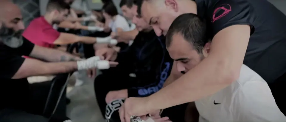 Συμμετέχοντες κάνουν hand wrapping