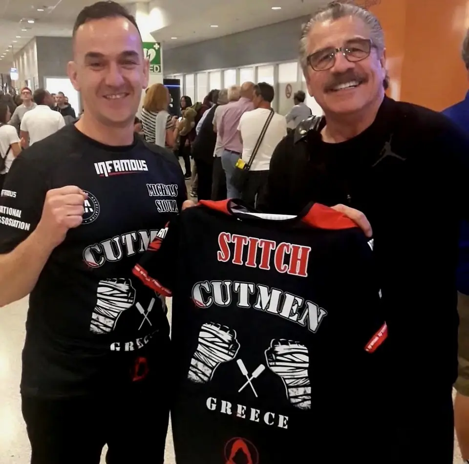 Ο Μιχάλης Σιούλης με τον Stitch Duran στην Αθήνα, κρατώντας μπλούζα CUTMEN GREECE
