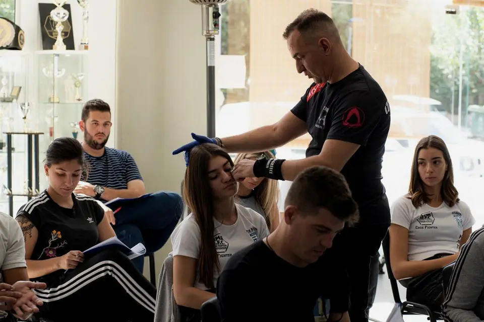Ο Μιχάλης δείχνει σε συμμετέχουσα