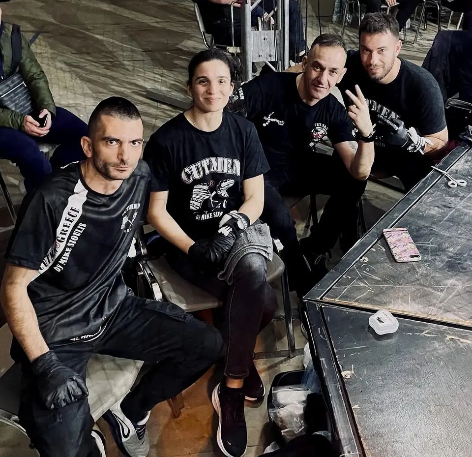Η ομάδα CUTMEN GREECE στη γωνία, με τα μπλουζάκια CUTMEN by Mike Sioulis